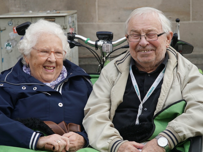 Senioren genießen die Natur in Fürth, unterstützt durch das 'Radeln ohne Alter'-Projekt der United Kiltrunners.